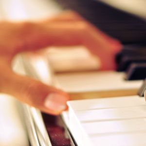 女生露大腿给男生吃
