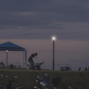 女生露大腿给男生吃
