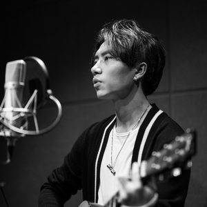 女生露大腿给男生吃
