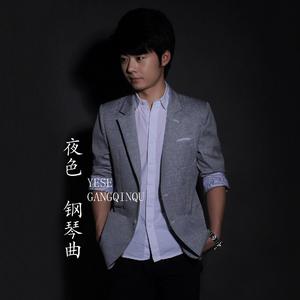 女生露大腿给男生吃
